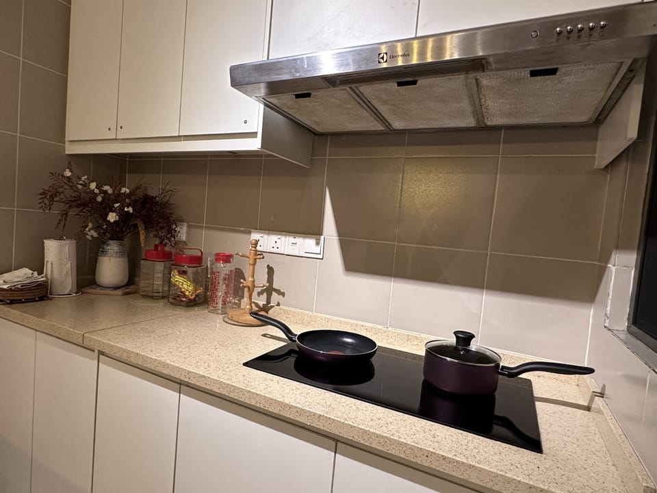 Full-size fridge, microwave, stovetop, electric kettle