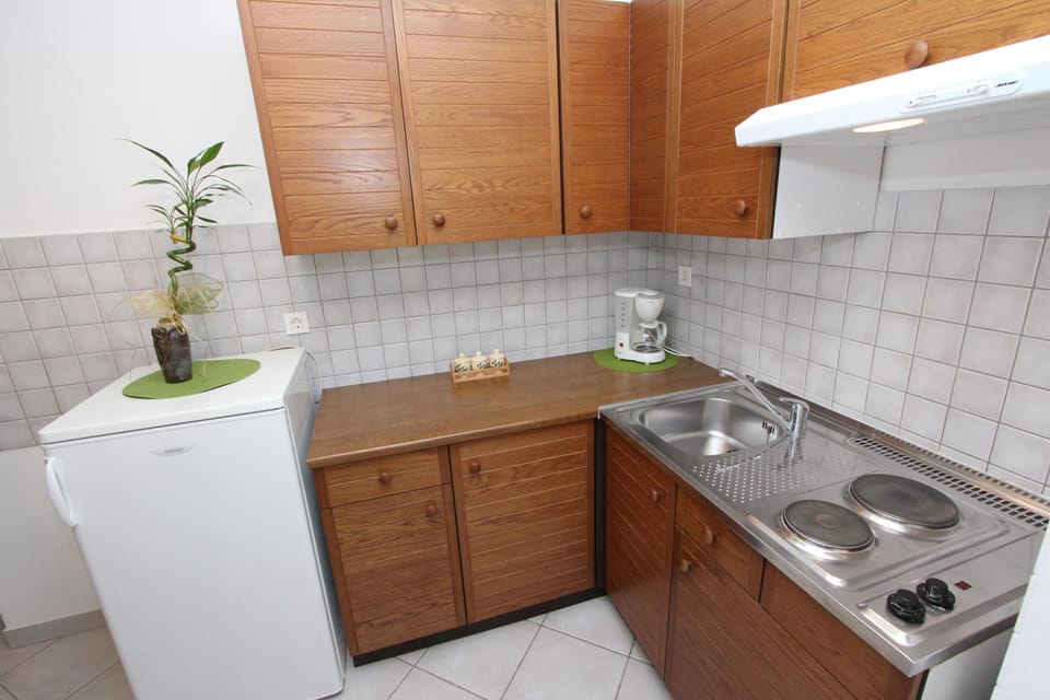 Apartment, 1 Bedroom | Private kitchen | Fridge, stovetop, coffee/tea maker, electric kettle