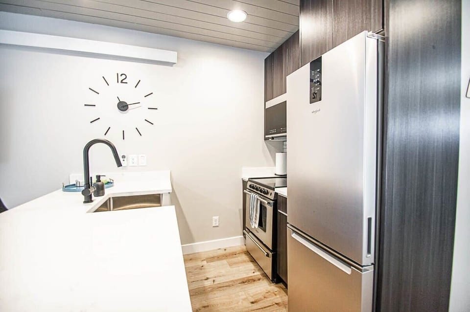 【Full Kitchen】Full-size range, oven, fridge, dishwasher — actually cook a real meal, not a kitchenette.