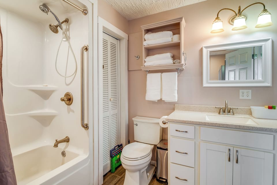 Peaceful Russell Springs Home w/ Fire Pit & Pond! Cottage in Lake Cumberland