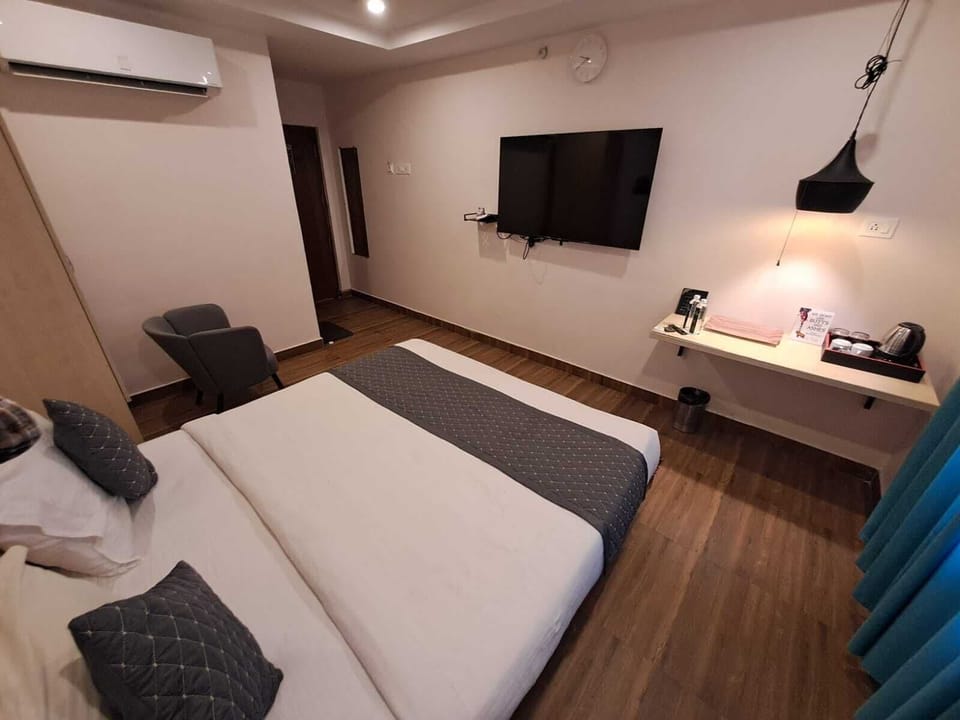 Deluxe Room | Egyptian cotton sheets, premium bedding, memory foam beds, desk