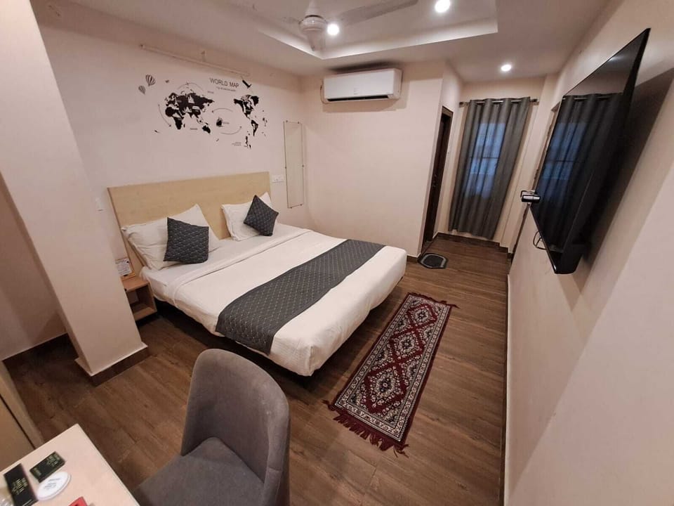 Standard Double or Twin Room | Egyptian cotton sheets, premium bedding, memory foam beds, desk