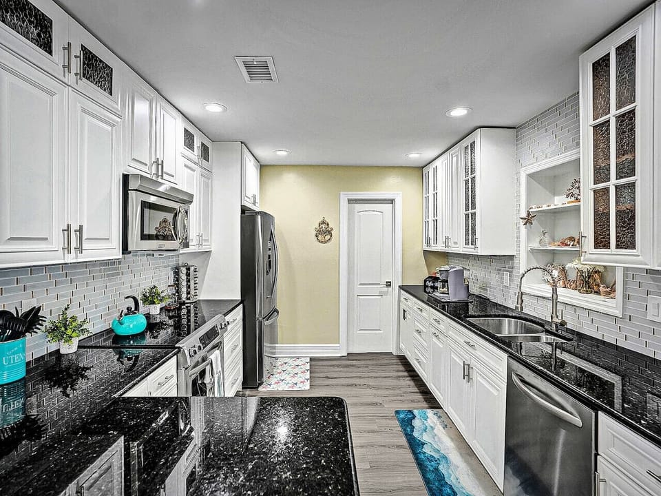 With everything you need to cook up a full 3 course meal or perhaps just a quick snack - use the stove, oven, microwave, refrigerator, freezer, kettle, toaster, blender, and of course a coffee maker for all you coffee lovers.