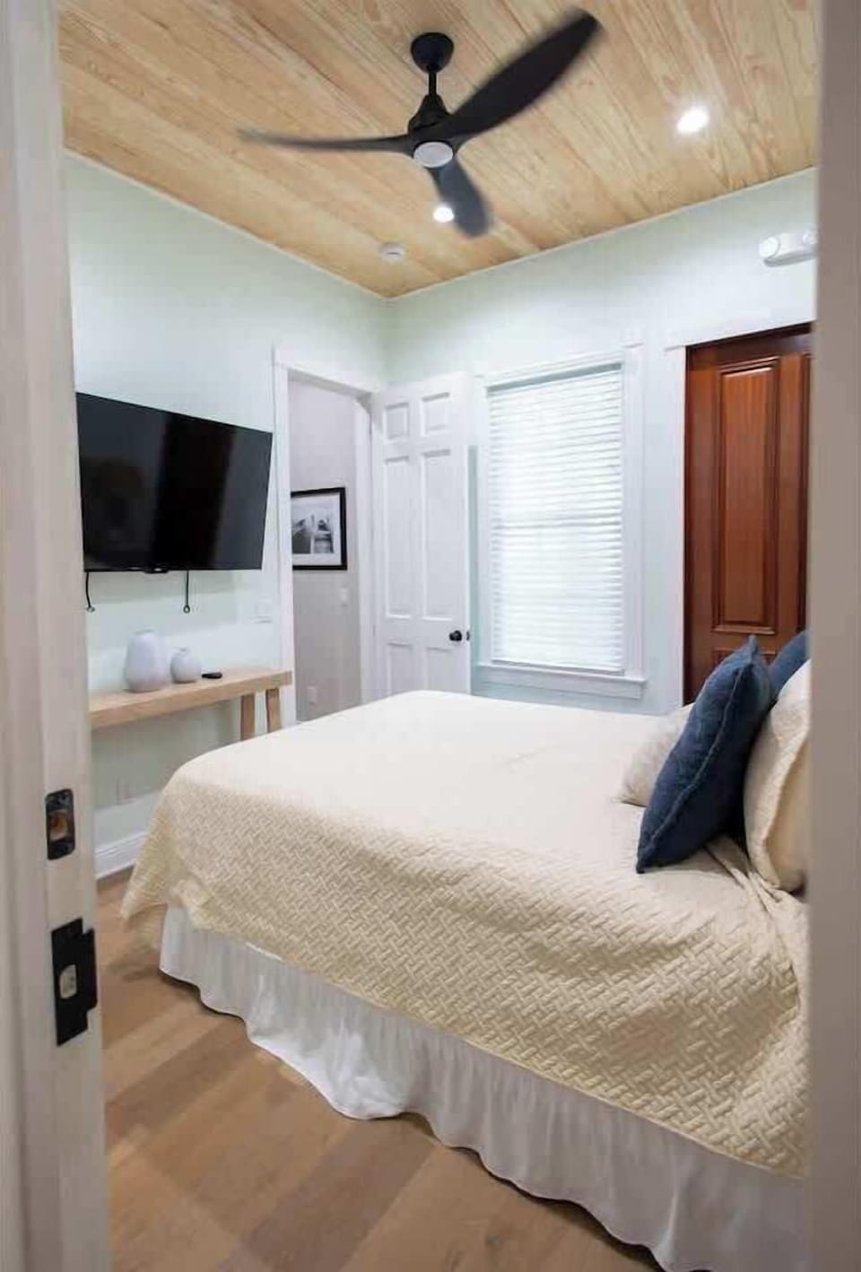 Queen bedroom