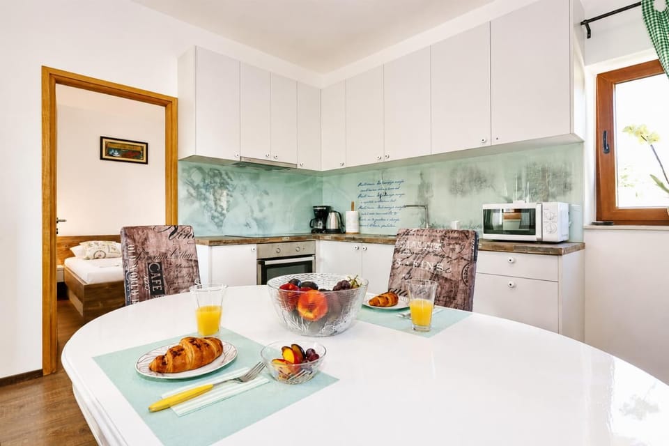 Equipped kitchen with dinning area