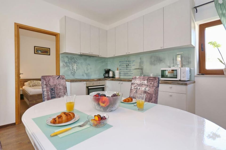 Equipped kitchen with dinning area