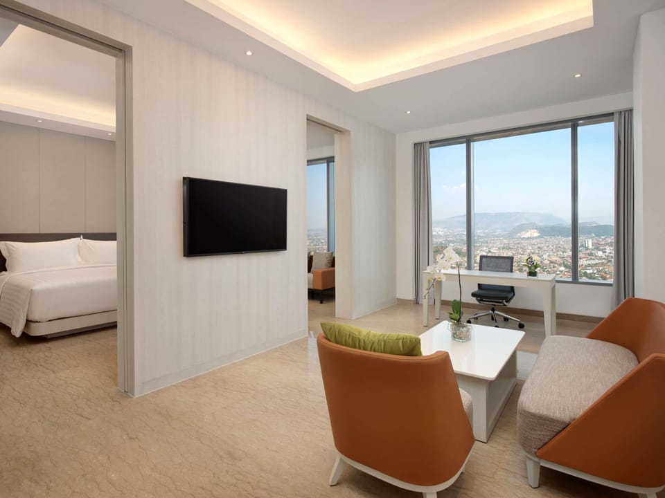 Junior Suite, 1 King Bed | In-room safe, WiFi (free), bed sheets