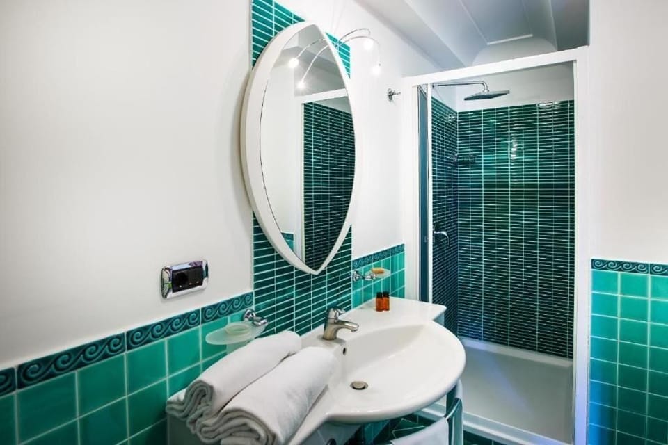 Superior Room, Balcony, Sea View | Bathroom | Shower, free toiletries, hair dryer, bidet