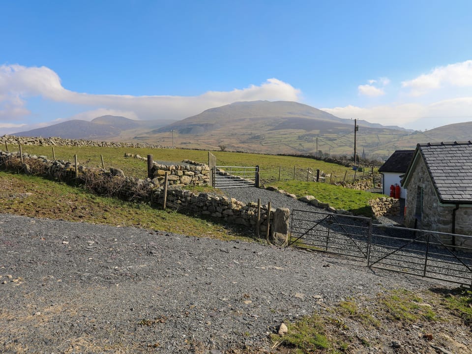 Cottage | 2 bedrooms, individually decorated, individually furnished, free WiFi