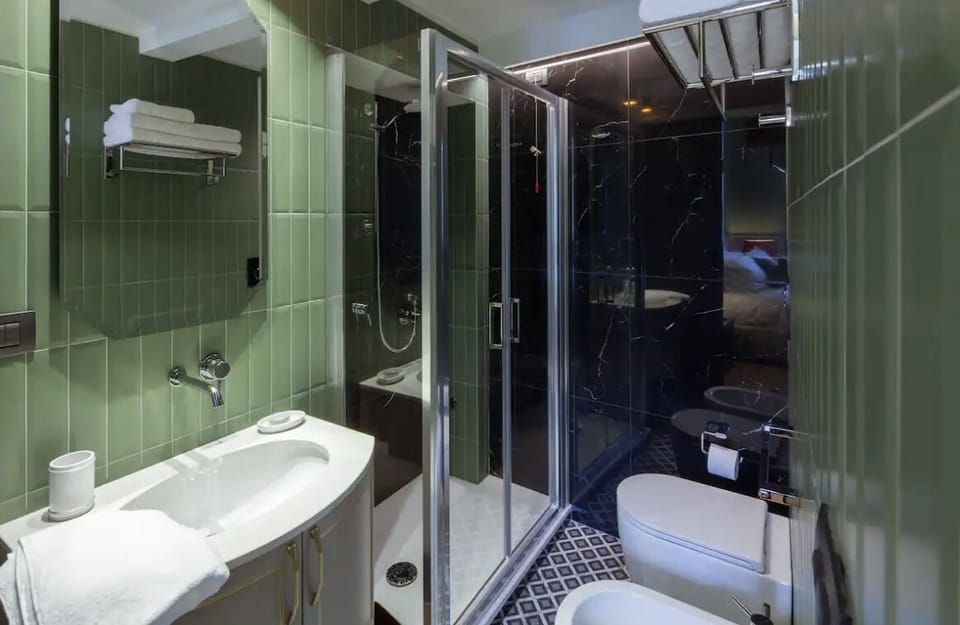Camera Deluxe 2 | Bathroom | Shower, rainfall showerhead, free toiletries, hair dryer