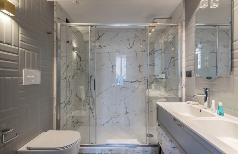Junior Suite 1 | Bathroom | Shower, rainfall showerhead, free toiletries, hair dryer