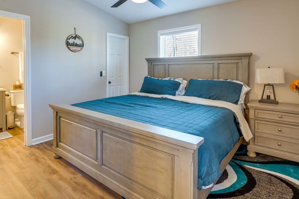 Bedroom 1 | King Bed | Linens & Towels | En-Suite Bathroom