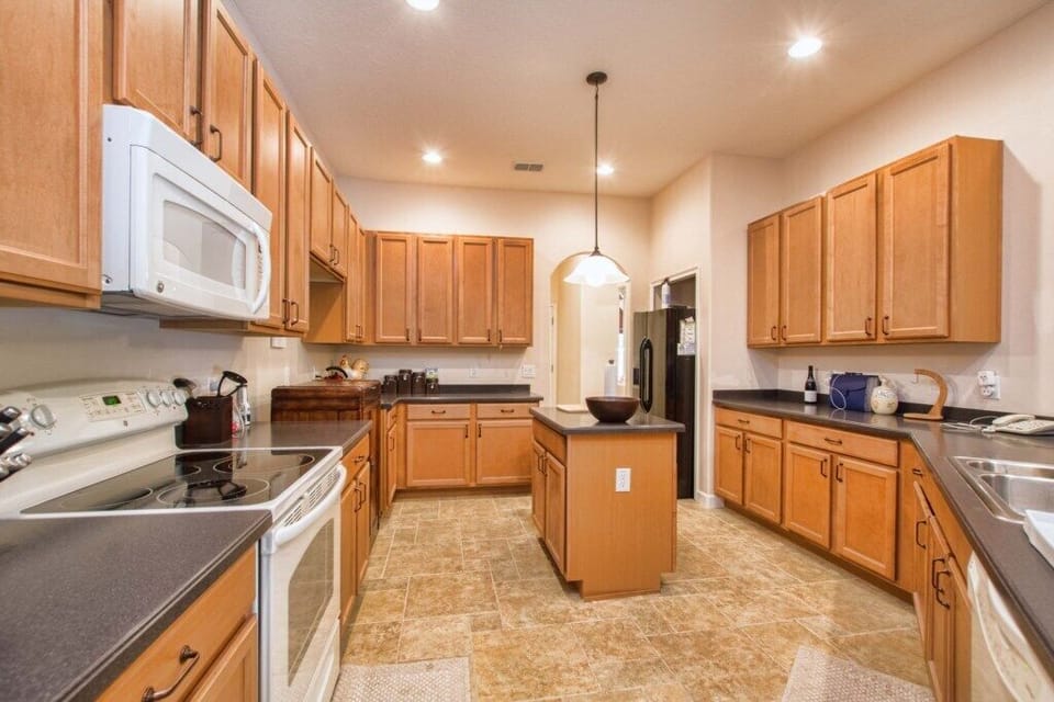 12-Kitchen2.jpg