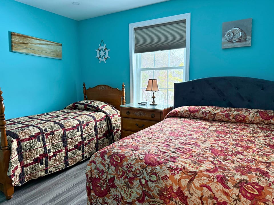 Queen + Twin Bedroom 