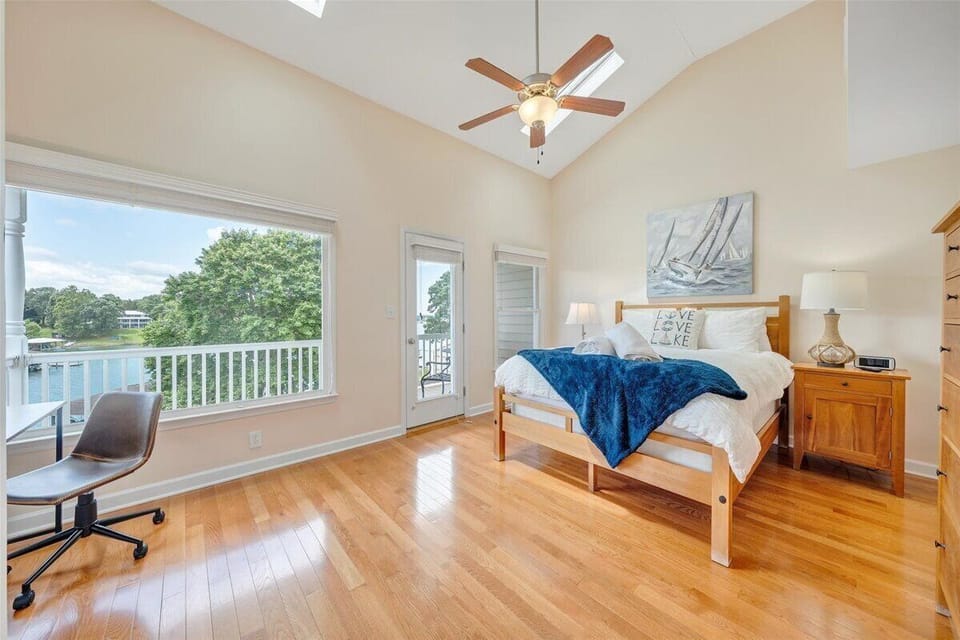 Level 3 Master Bedroom with Queen Bed