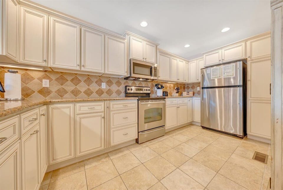 Fully equipped and ready for your culinary adventures—this kitchen has it all! 