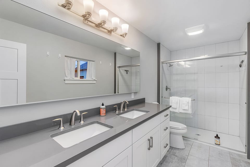 Walk to the waterfront- Charmwood House Apartment in Tacoma