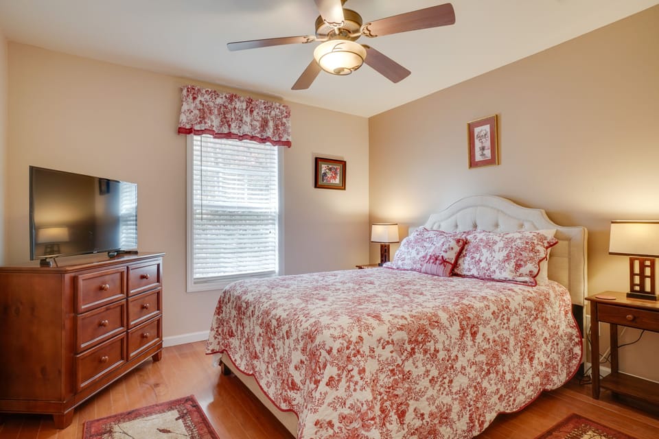Bedroom 1 | Queen Bed | Smart TV | Linens Provided | 1st Floor