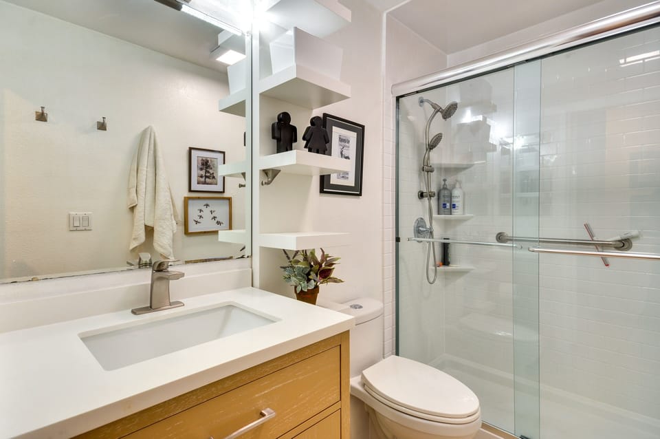 Full Bathroom | Complimentary Toiletries