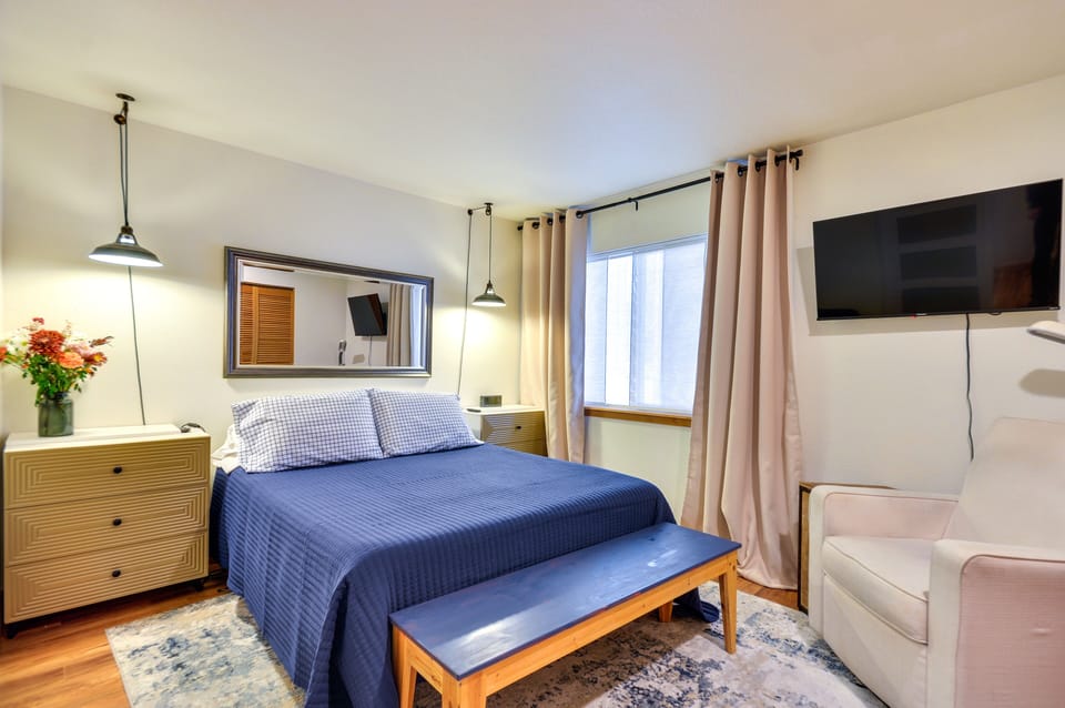 Bedroom | Queen Bed