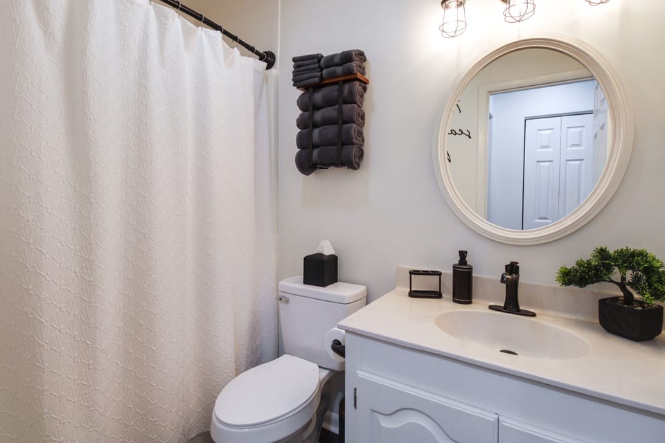 Full Bathroom | Shower/Tub Combo | Towels Provided | Hair Dryer