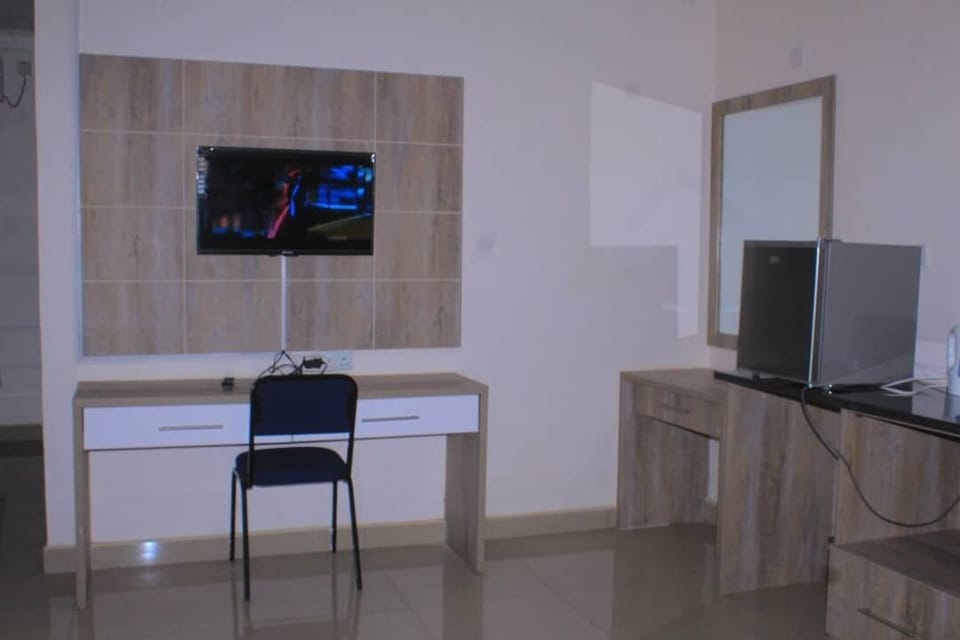 Double Room | Hypo-allergenic bedding available, desk, laptop workspace