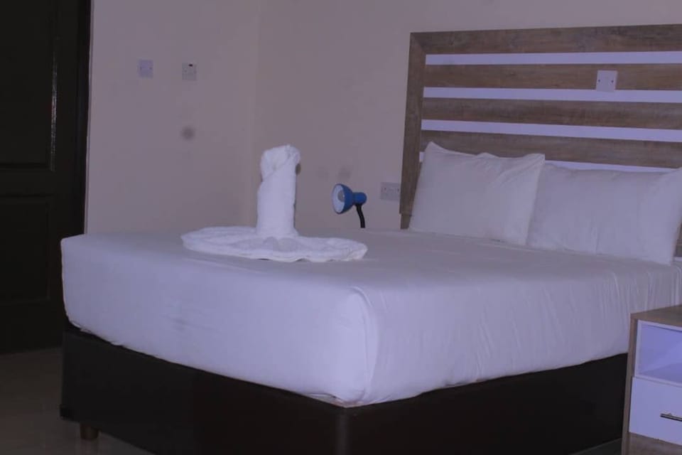 Double Room | Hypo-allergenic bedding available, desk, laptop workspace
