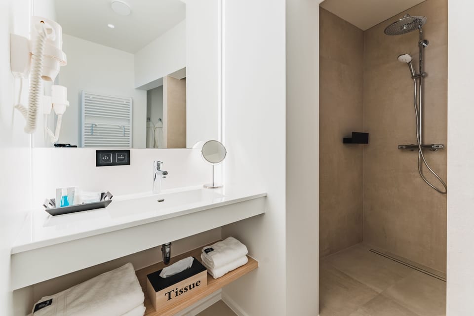 Comfort Suite | Bathroom | Free toiletries, hair dryer, bathrobes
