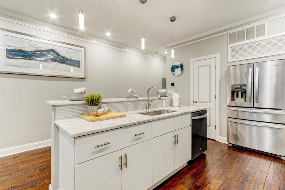 Kitchen Island with sink and dishwasher