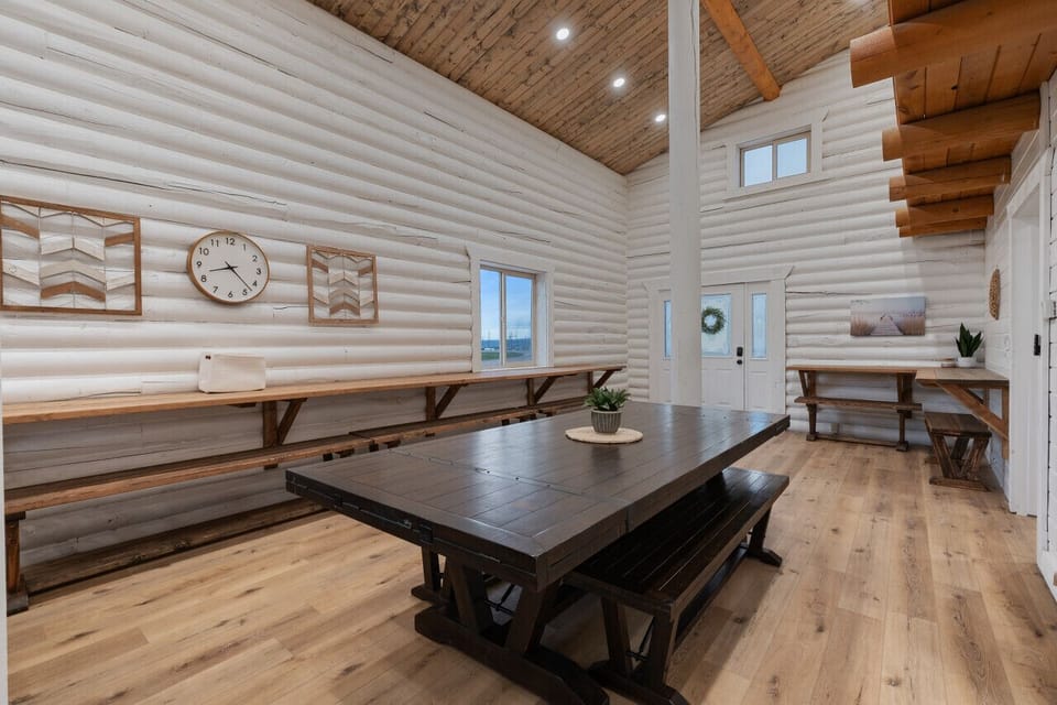 Mini Cabin Lodge Dining Area