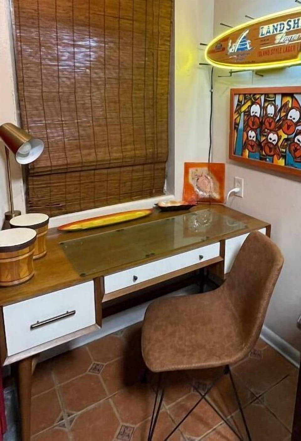 Work Space desk with outlets and fast WIFI !