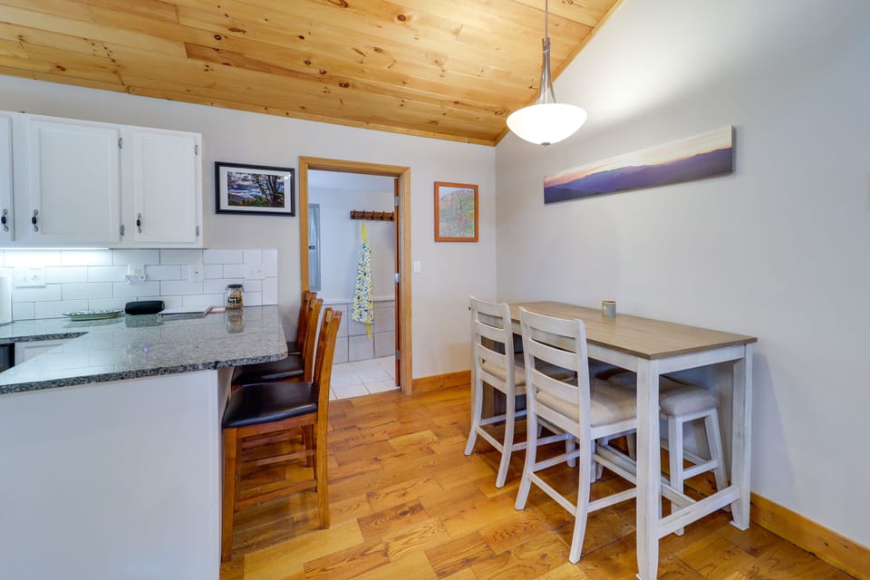 Dining Area | Free WiFi | Central A/C & Heating