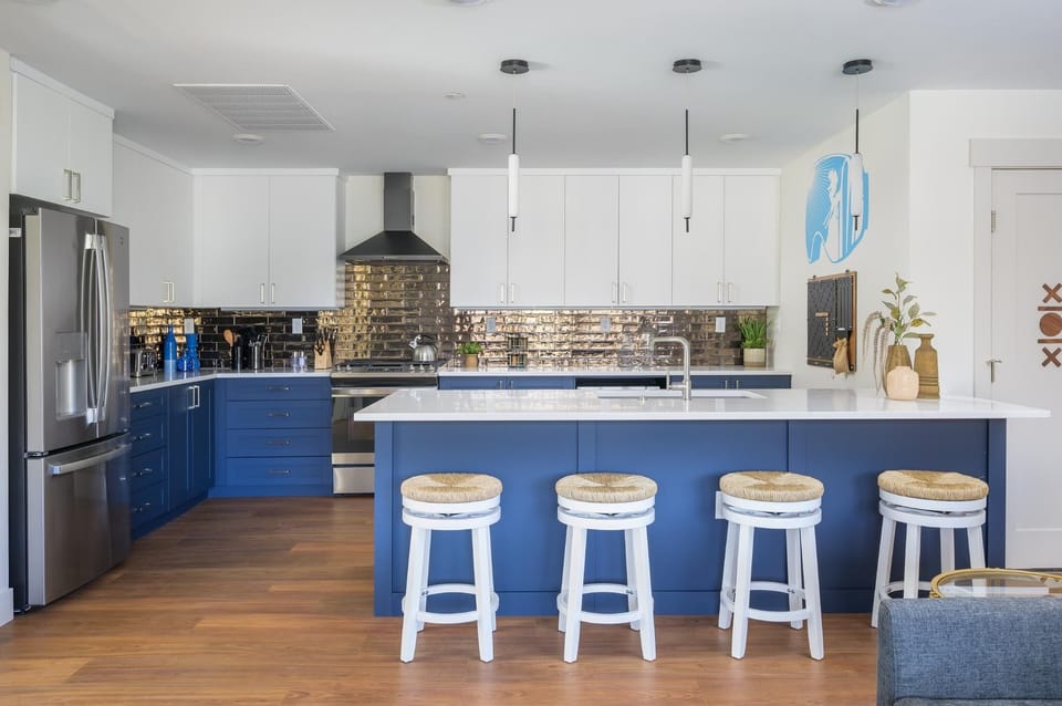 Seating for four at the breakfast bar