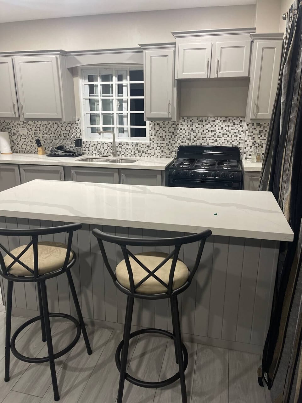 Kitchen with island with quartz countertop to separate the living room