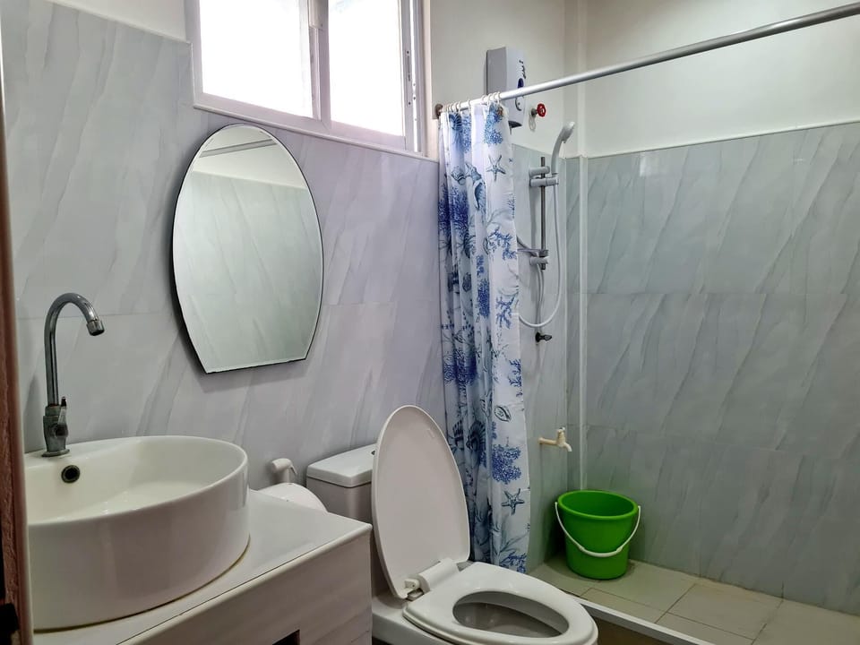 Family Room | Bathroom | Shower