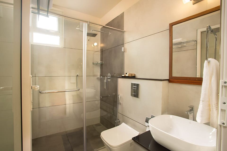 Rainfall showerhead, free toiletries, towels, soap