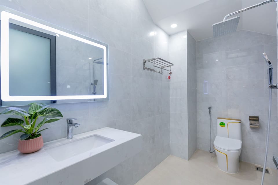 Shower, hydromassage showerhead, free toiletries, hair dryer