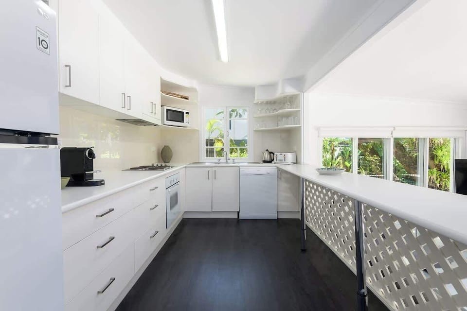 Wake up and walk into a bright and fresh fully-equipped kitchen that connects to the spacious lounge area, overlooking the lush and vibrant gardens