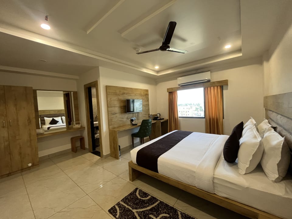 Executive Room | 1 bedroom, in-room safe, desk, blackout drapes