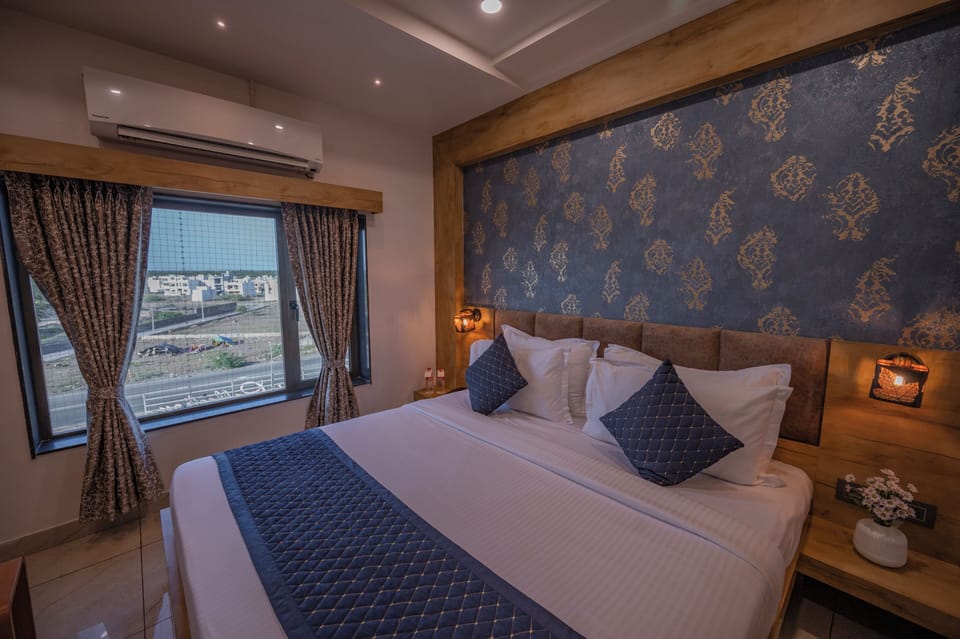Deluxe Room | 1 bedroom, in-room safe, desk, blackout drapes