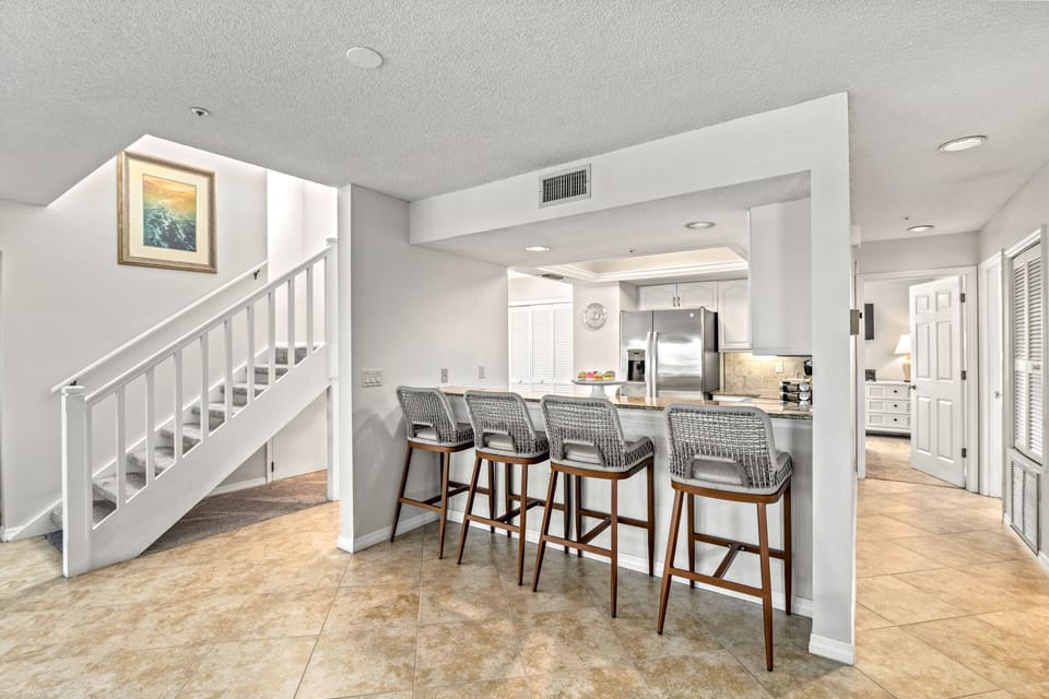 Kitchen, breakfast bar and floor 2 access.