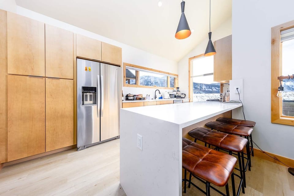 Grab a seat at the eat in countertop!