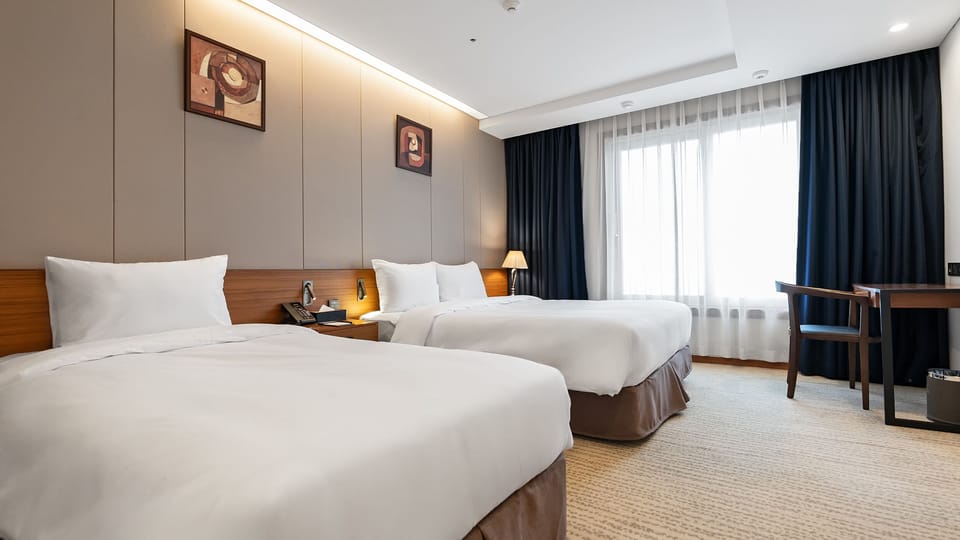 Junior Suite | In-room safe, blackout drapes, soundproofing, free WiFi
