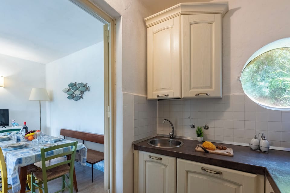 Fridge, oven, stovetop, coffee/tea maker