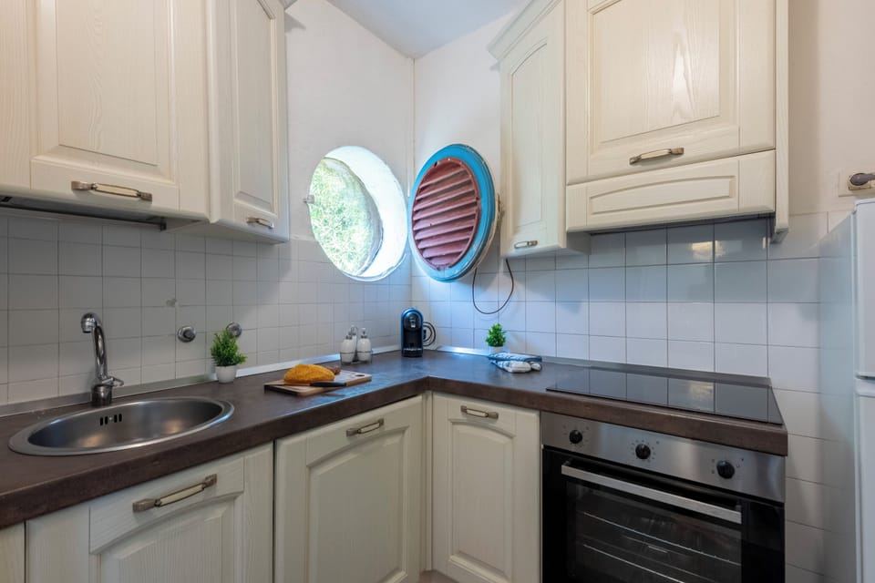 Fridge, oven, stovetop, coffee/tea maker