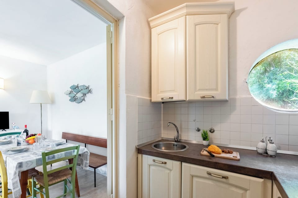 Family Apartment, 2 Bedrooms, Sea Facing (La Casina Del Pescatore On the Beach) | Private kitchen