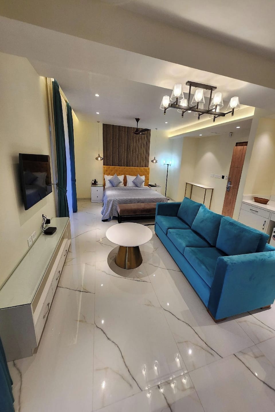 Suite | Minibar, in-room safe, desk, blackout drapes