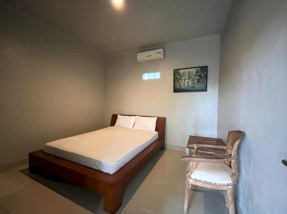 Deluxe Double Room | Laptop workspace, bed sheets