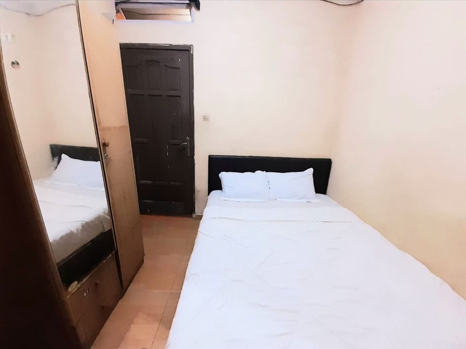 Basic Double Room | Laptop workspace, free WiFi, bed sheets