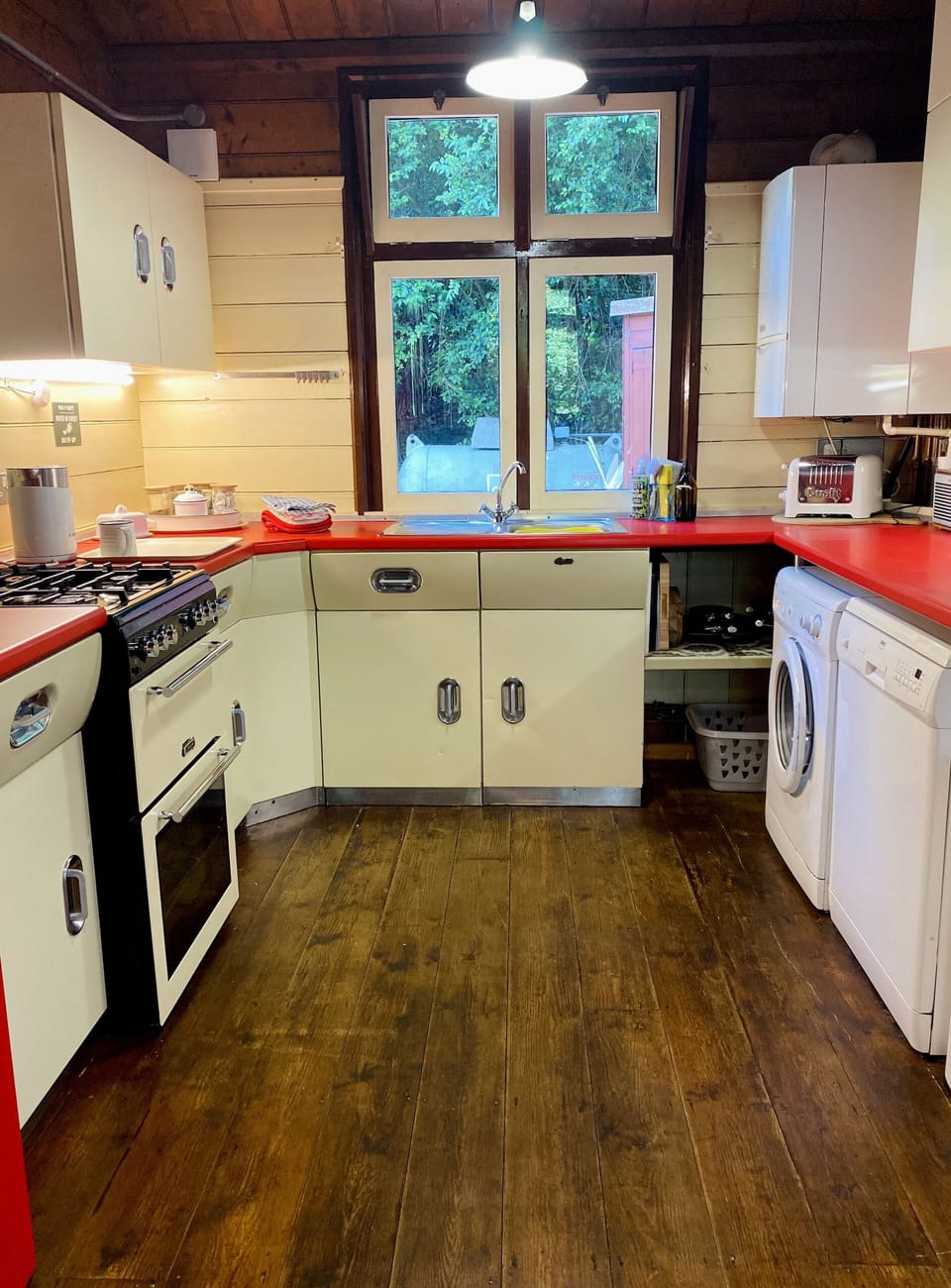 Vintage English Rose kitchen. Washing machine, dishwasher, coffee machine...